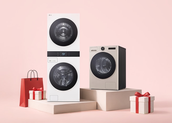 핑크색 배경 위에 쇼핑백, 선물 오브제가 있고 단상 위에 LG 트롬 AI 오브제컬렉션 워시타워와 LG 트롬 AI 오브제컬렉션 건조기가 나란히 배치되어있습니다.